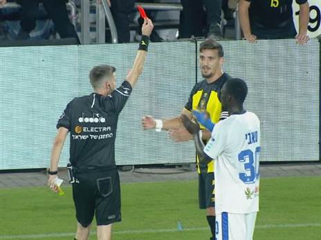 האדום. טאבי, באופן אירוני, מוחא כפיים