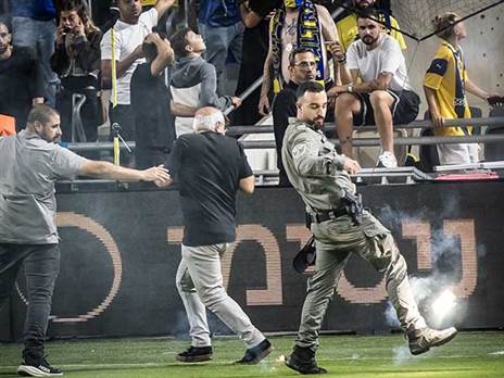 רגע השלכת האמצעי הפירוטכני. המחיר: משחק העונה ללא קהל חוץ (עודד קרני)