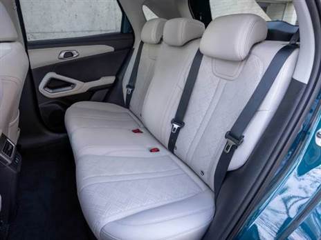 בסיס גלגלים של 2.62 מ` מאפשר מרווח טוב מאחור