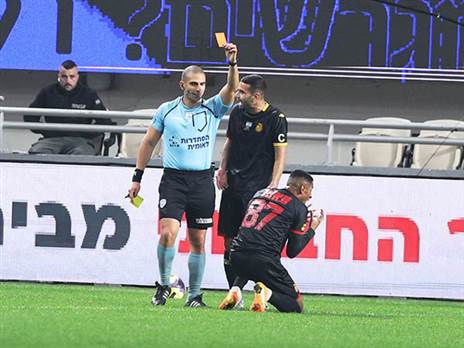 “לא תכנן לשלוף לי צהוב“. עאמר (אלן שיבר)