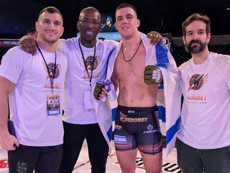 חזר לנצח, עם הדגל עליו. סמוטריצקי