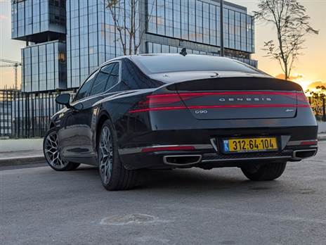 הביצועים מספקים, היא חלילה לא חלשה, אבל גם לא ביצועיסטית