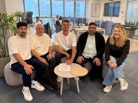 בתמונה, מימין לשמאל:  הדר רז - סמנכ"לית שיווק ותקשורת במור בית השקעות, מאיר גרידיש – יו"ר מור השקעות ומור גמל ופנסיה, תום ראובני, יוסי לוי – מנכ"ל משותף במור בית השקעות ואלי לוי – מנכ"ל משותף במור בית