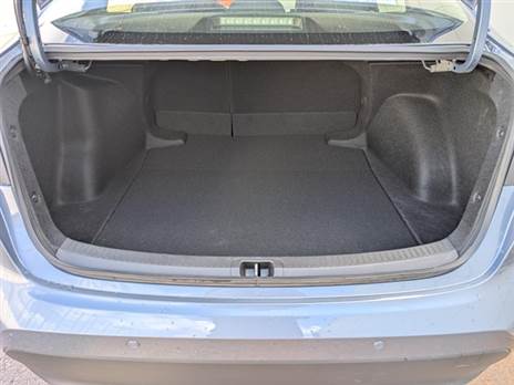 תא המטען קטן רק על הנייר עקב שיטות מדידה שונות, בפועל הוא זהה