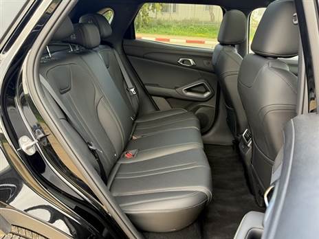 מושב אחורי מרווח דיו, בזכות המבנה הקובייתי