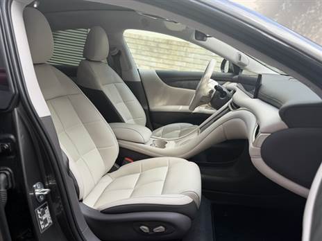 תנוחת הישיבה לא גבוהה. בכל זאת זו סדאן