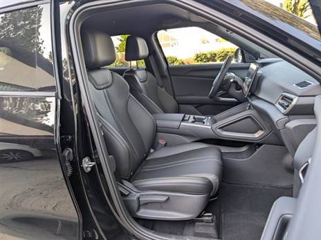 המושבים נוחים ותומכים גם לאורך זמן. גג פנורמי יש רק בחשמלי, אז תוכלו להגביה את המושב בכיף