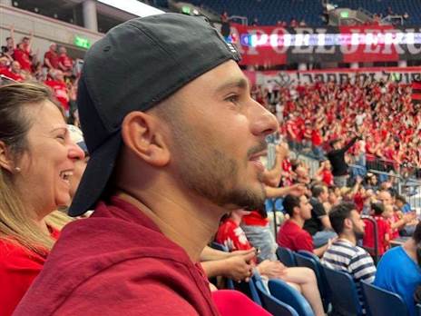 “אימו מנחמת, למרות שזה צריך להיות ההפך“