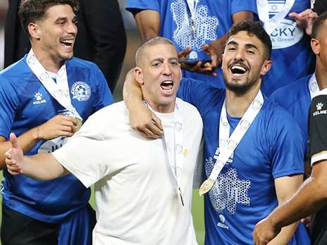 “הוא ווינר“. קוז`וך חוגג גביע עם מכבי פ“ת (צילום: אלן שיבר)