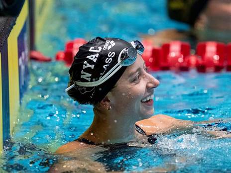 קייט דגלאס אחרי שיא העולם | צילום: USA Swimming