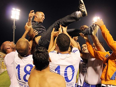 שברו מנחוס של 23 שנה. שחקני אזור חוגגים (דאבל פס)