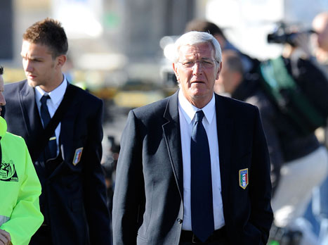 צוחק,כל הדרך אל הבנק (gettyimages)