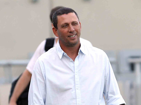 קלינגר, "לא ארים ידיים"