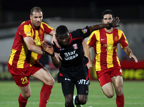 מימון עוצר את בלו. "מועדון עם כבוד"