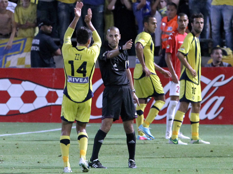 ליאני מסמן לזיו את הדרך החוצה (אלן שיבר)