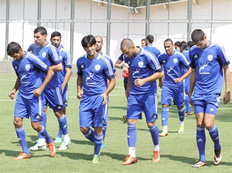 דוידזאדה, משמאל, הזמן שלו לעלות מדרגה (אלן שיבר)