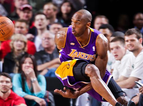 קובי בראיינט, מחכה לתגבורת (gettyimages)