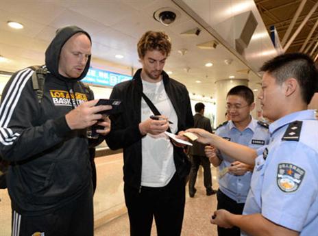 קיימן, גאסול, והרשויות הסיניות במפגש בלתי אפשרי (GETTYIMAGES)