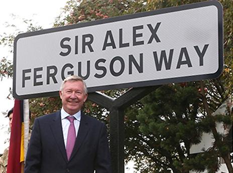 רחוב, פסל ויציע כבר יש, עכשיו חסר רק מגרש חניה על שמו. פרגוסון בעוד טקס הוקרה (GETTYIMAGES)