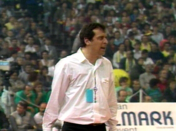 האיש שתמיד היה שם כדי להחליף. צביקה שרף (ארכיון)