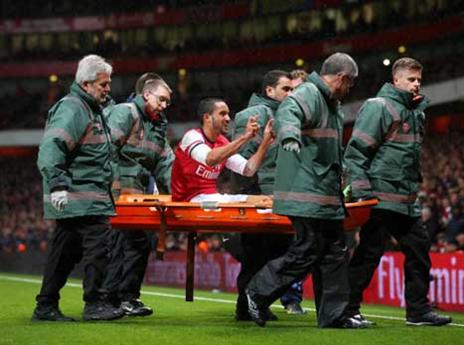 המזל הרע לא מפסיק לפקוד אותו. וולקוט מורד על אלונקה מול טוטנהאם (gettyimages)