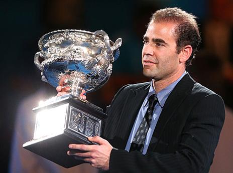 פיט סמפראס האגדי העניק את הגביע (GETTYIMAGES)