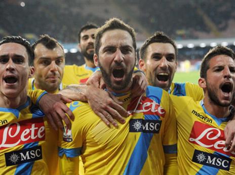 שער דרמטי. היגוואין ונאפולי חוגגים (gettyimages)