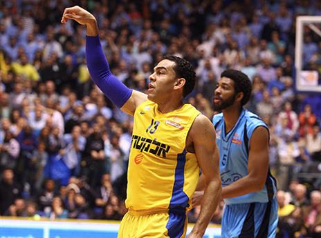 22 נקודות מהספסל. בלו (אלן שיבר)