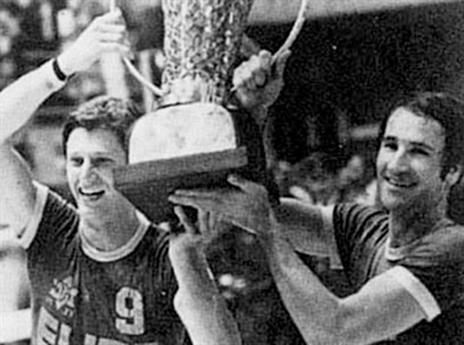 מיקי וברודי מניפים תואר משותף