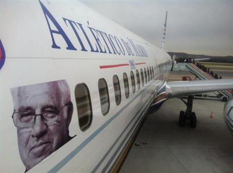 יודעים לכבד. המטוס עם תמונתו של ארגונייס