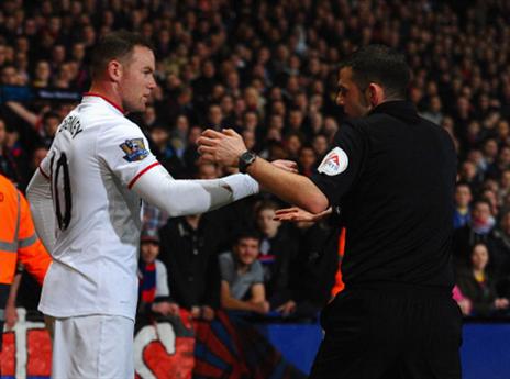 רוני מציג לשופט את המטבע (gettyimages)