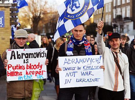 מפגינים קראו לאברמוביץ' להשקיע בצ'לסי ולא בתוקפנות הרוסית באוקראינה (gettyimages)