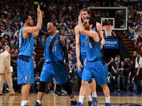 שחקני דאלאס מאושרים מהניצחון (gettyimages)