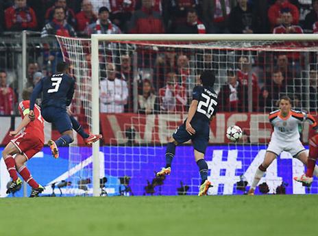 אברה הדהים עם שער מהסרטים (GETTYIMAGES)