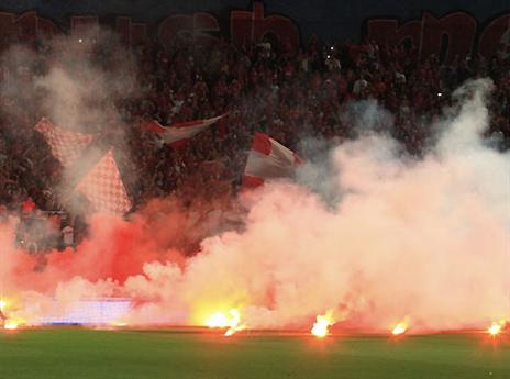 הקהל נתן הצגה פירוטכנית (אלן שיבר)