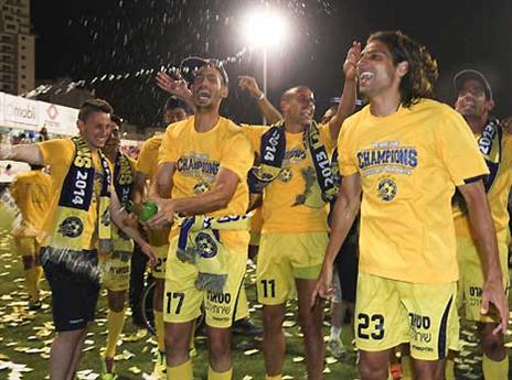 שמפניה ומים נשפכו לכל עבר