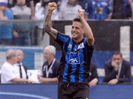 דניס, איזן עבור המארחת (GETTYIMAGES)