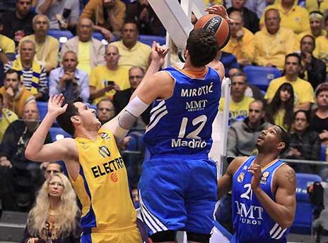 "עושה הכל על המגרש". מירוטיץ' (אלן שיבר)