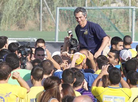 על הכתפיים של האוהדים