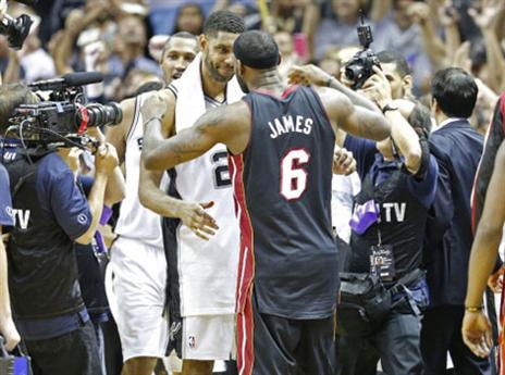 מפסיד בכבוד. לברון מברך את דאנקן (gettyimages)