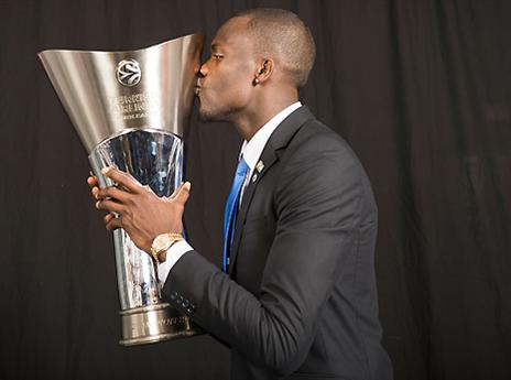 ראה את הזכייה מהצד, אבל חגג עם כולם. שון ג'יימס