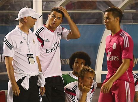 רונאלדו משקיף מהצד. עוד הפסד לריאל (gettyimages)