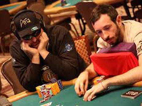 לוק מוכר: משקפיים, כובע שמש