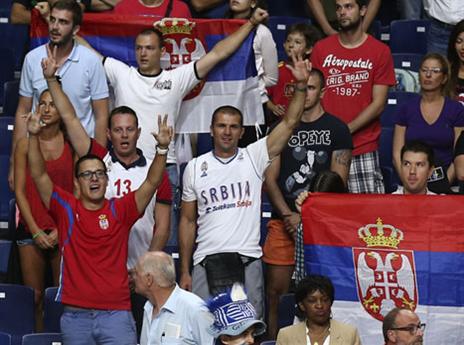 האוהדים הסרבים חגגו (אתר פיב"א)