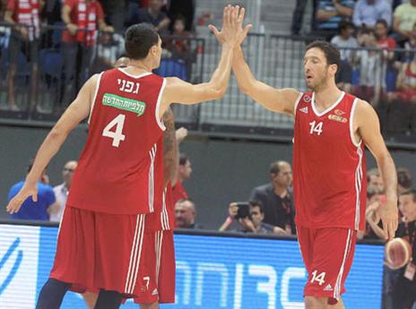 הארנה נצבעה באדום