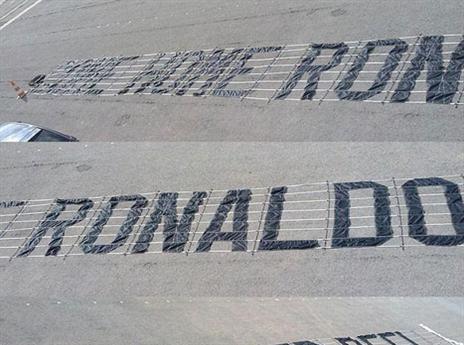 השלט כבר מוכן. רק חסר כסף למטוס (צילום מסך דיילי מייל)