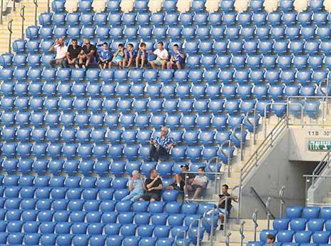 אוהדי הפועל פ"ת התחילו את המחאה כשלא באו לדרבי (צילום: אלן שיבר)