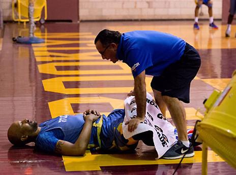 סמית', היה עסוק בלקבל טיפול (האתר הרשמי)