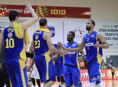 טיול קליל במושבה. מכבי ת"א (אלן שיבר)