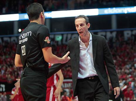 קטש עצבני על השיפוט